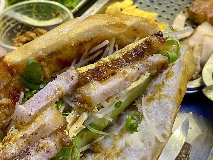 Bánh mì xíu mại Trần Quý Khoách, 27 ngàn một chén đủ lót lòng ngày mưa - Ảnh 4. Bánh mì xíu mại Trần Quý Khoách, 27 ngàn một chén đủ lót lòng ngày mưa - Ảnh 4.