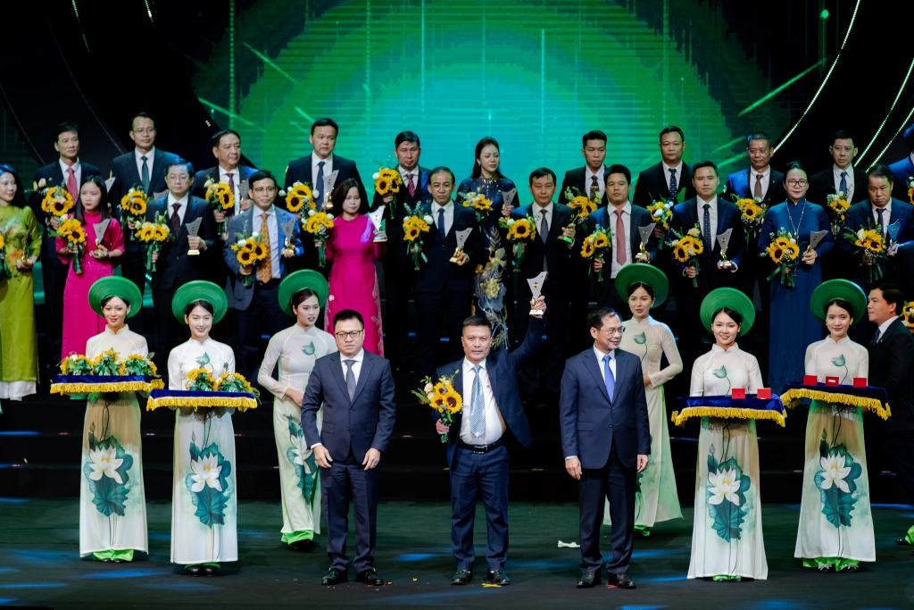Thi-sang-tac-tranh-co-dong-tuyen-truyen-ky-niem.jpg - Vietnam.vn