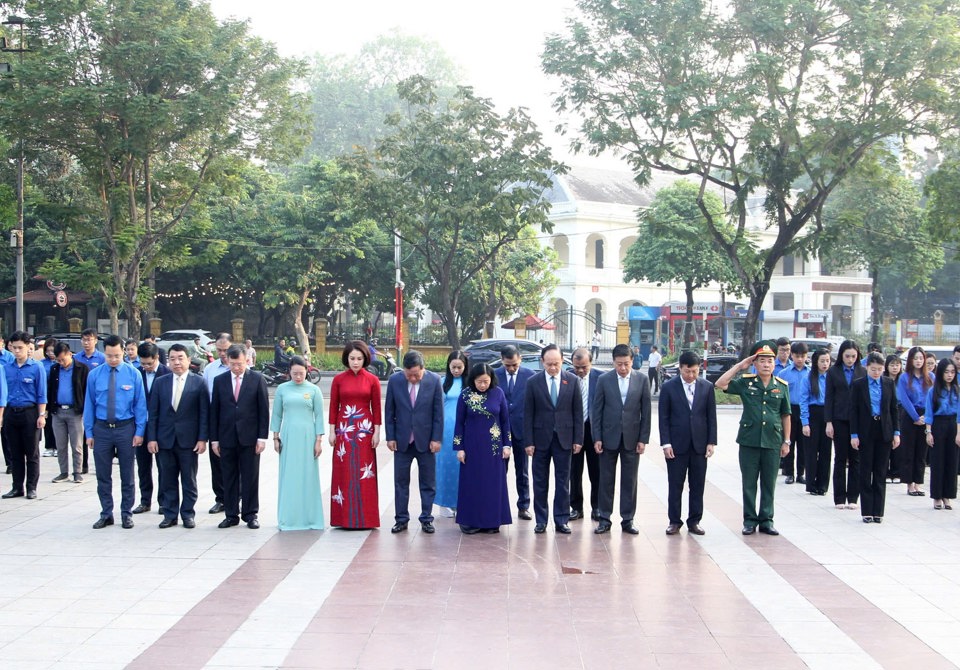 Các đồng chí lãnh đạo TP Hà Nội dâng hoa, tưởng nhớ lãnh tụ Cộng sản V.I.Lênin tại Tượng đài Lênin nhân kỷ niệm 107 năm Cách mạng Tháng Mười Nga.