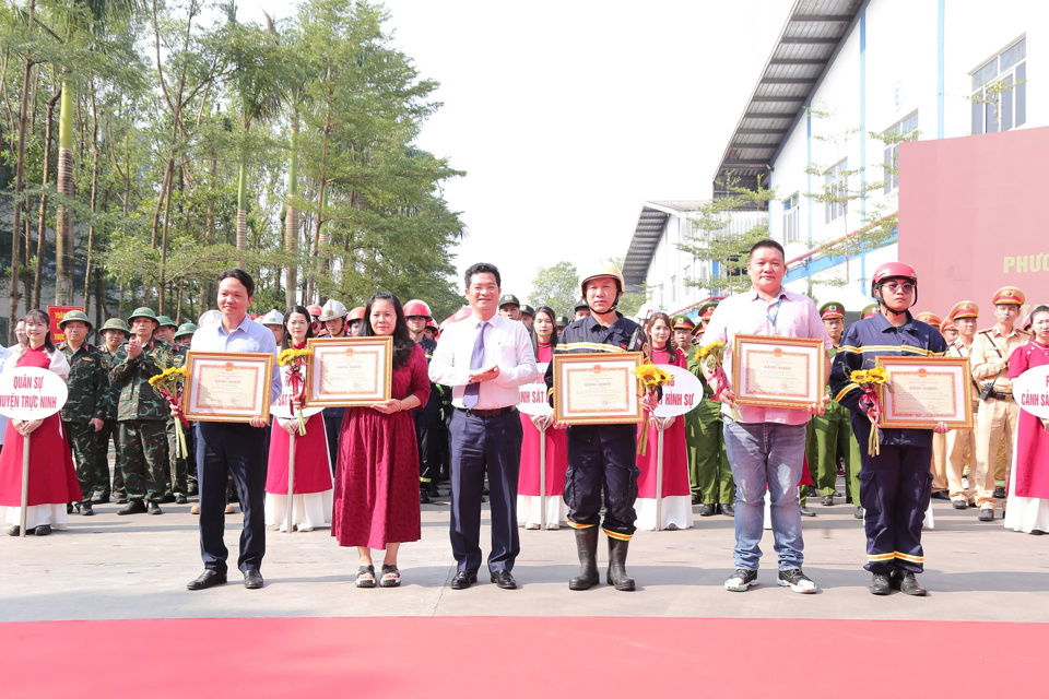 Đồng chí Trần Anh Dũng, Ủy viên Ban Thường vụ Tỉnh ủy, Phó Chủ tịch thường trực UBND tỉnh Nam Định trao Bằng khen cho tập thể, cá nhân có thành tích trong tham mưu tổ chức và tham gia diễn tập.
