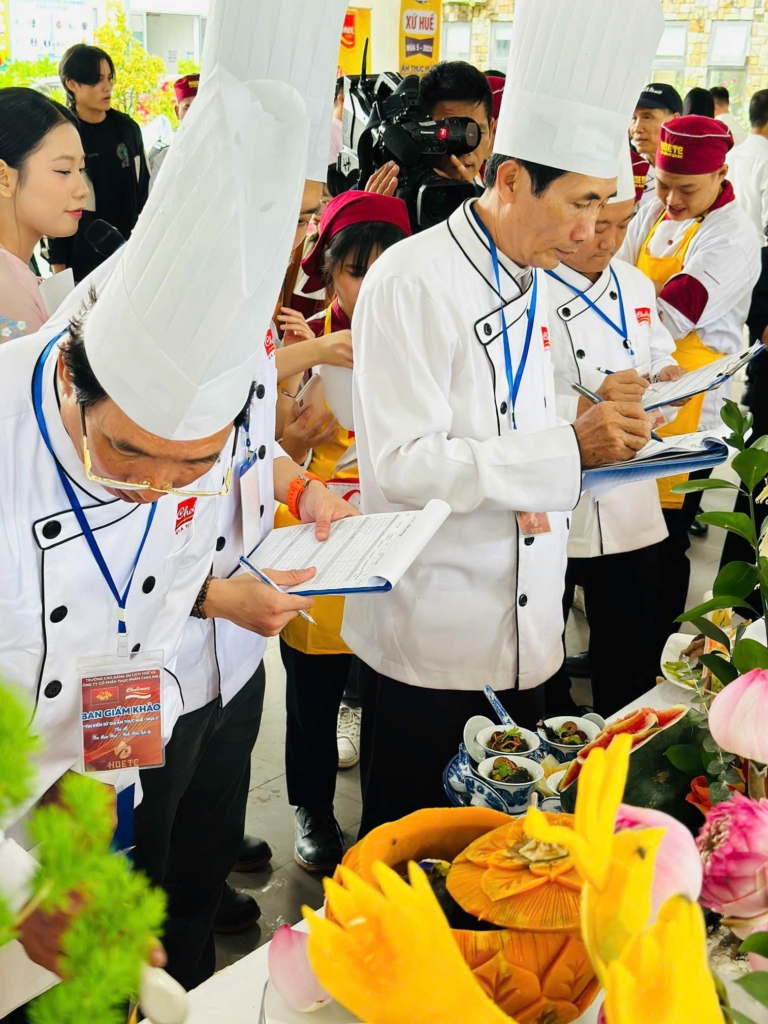 1679419935_Ty-phu-Sheikh-Jassim-tang-gia-hoi-mua-MU-quan.jpg - Vietnam.vn