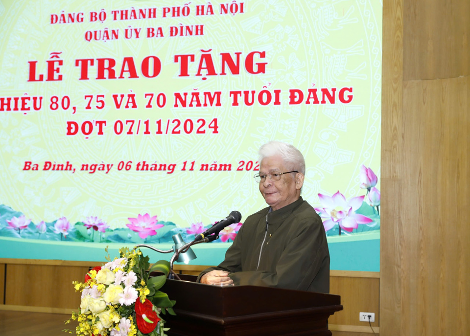 Đồng chí Trịnh Xuân Hậu thay mặt các đảng viên lão thành phát biểu tại buổi lễ.
