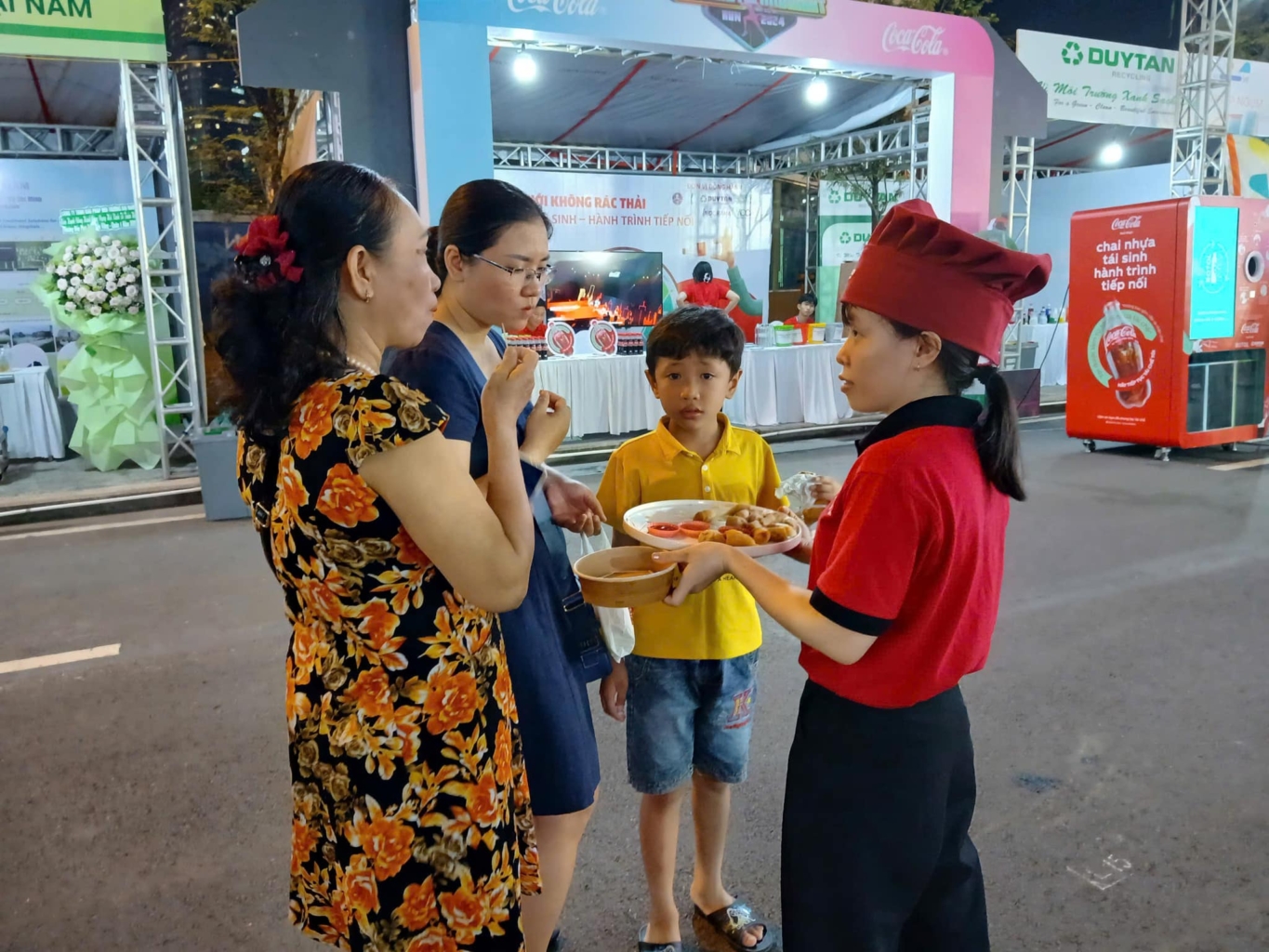 1679396013_Mo-mot-ngay-quoc-ca-Viet-Nam-vang-len-o.JPG - Vietnam.vn