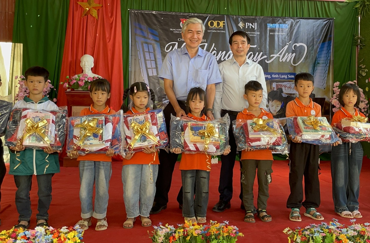 Nối vòng tay ấm: 'Mùa đông năm nay các con không còn lạnh nữa'- Ảnh 2. Nối vòng tay ấm: 'Mùa đông năm nay các con không còn lạnh nữa'- Ảnh 2.