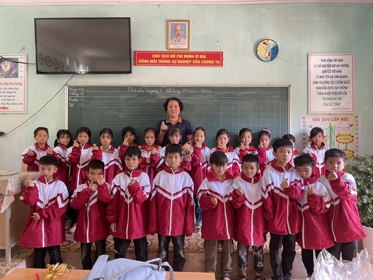 Nối vòng tay ấm: 'Mùa đông năm nay các con không còn lạnh nữa'- Ảnh 4. Nối vòng tay ấm: 'Mùa đông năm nay các con không còn lạnh nữa'- Ảnh 4.