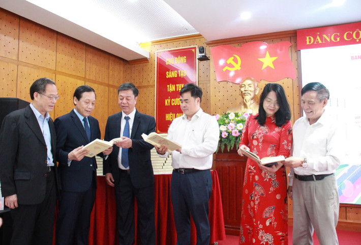 Ra mắt sách về xây dựng Nhà nước pháp quyền xã hội chủ nghĩa - Ảnh 4. Ra mắt sách về xây dựng Nhà nước pháp quyền xã hội chủ nghĩa - Ảnh 4.
