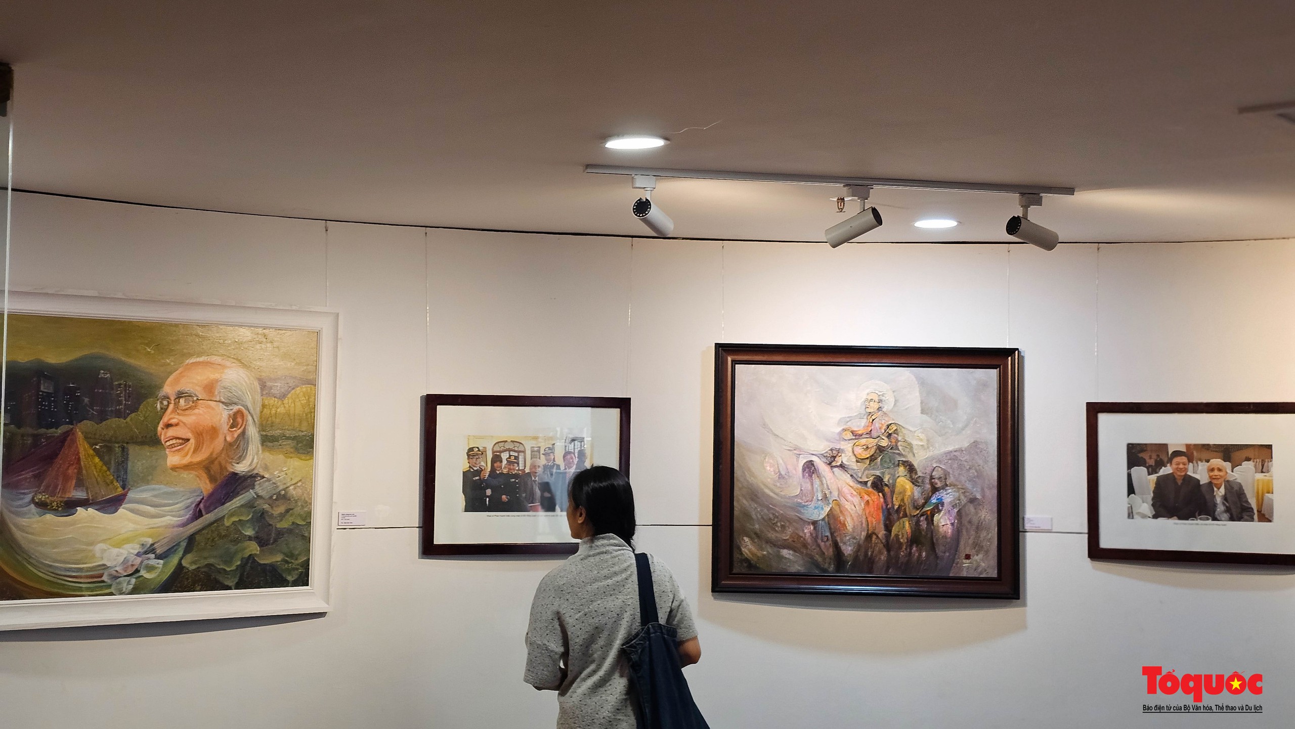 Khai mạc triển lãm nghệ thuật chủ đề “Phan Huỳnh Điểu - Cánh chim bay về” - Ảnh 2. Khai mạc triển lãm nghệ thuật chủ đề “Phan Huỳnh Điểu - Cánh chim bay về” - Ảnh 2.