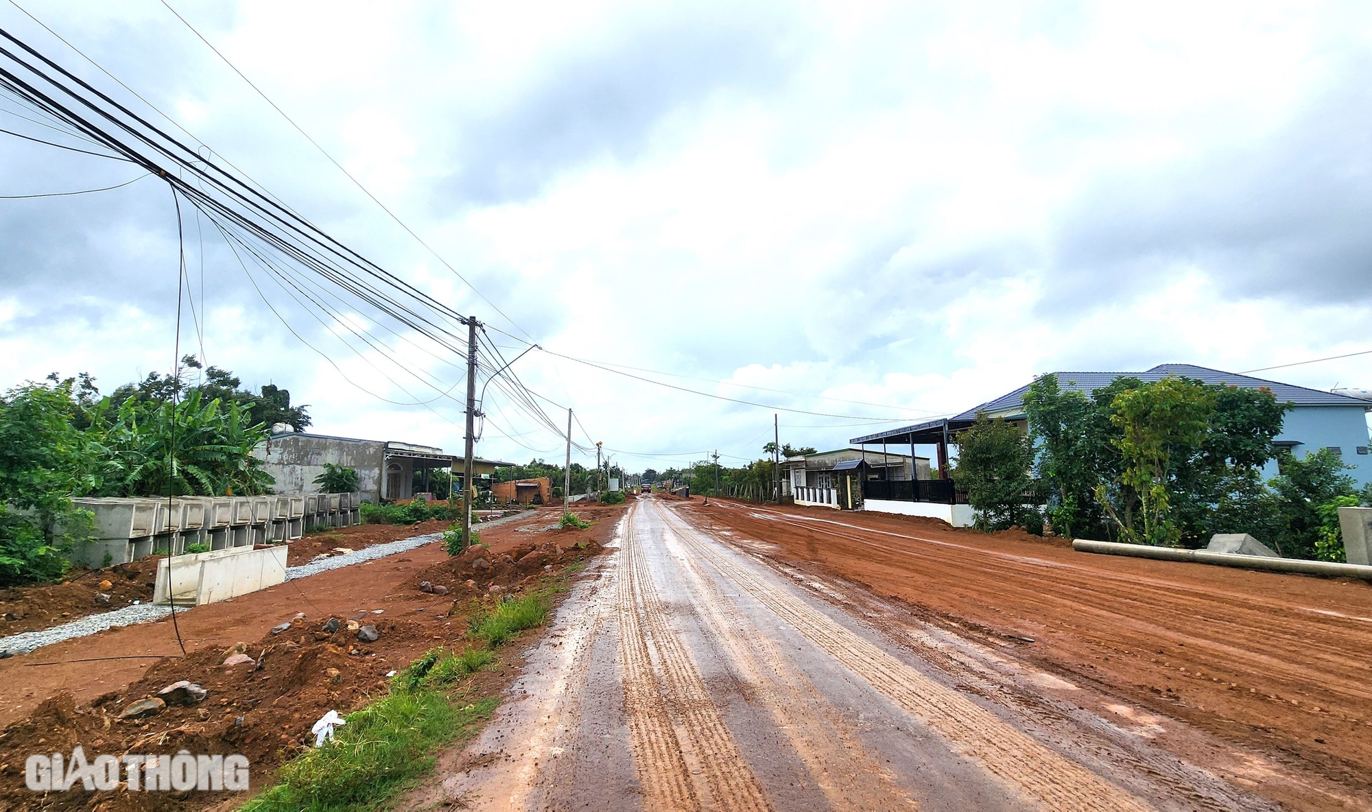 Trụ điện, cáp quang chằng chịt cản tiến độ cao tốc Khánh Hòa - Buôn Ma Thuột- Ảnh 3. Trụ điện, cáp quang chằng chịt cản tiến độ cao tốc Khánh Hòa - Buôn Ma Thuột- Ảnh 3.