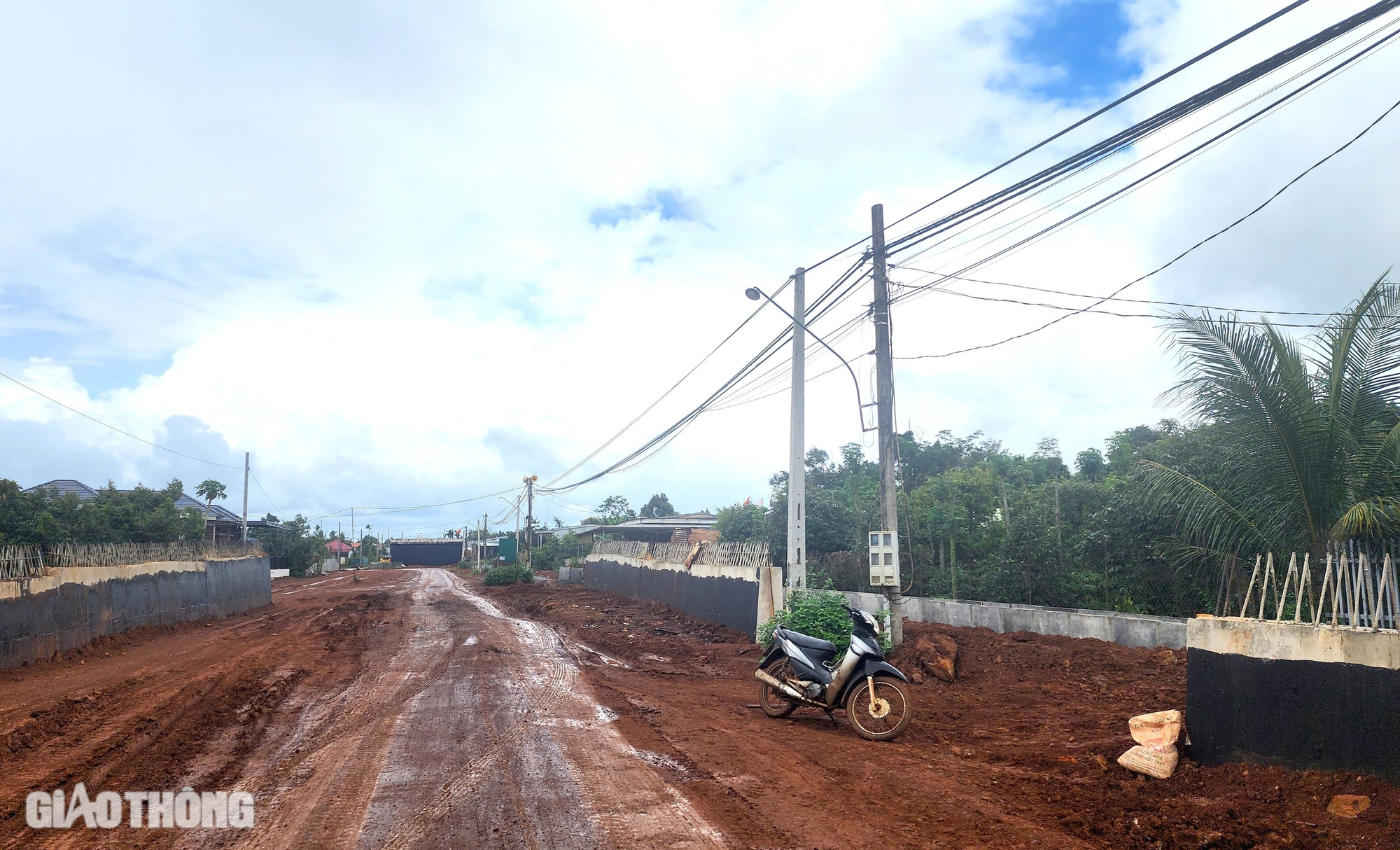 Trụ điện, cáp quang chằng chịt cản tiến độ cao tốc Khánh Hòa - Buôn Ma Thuột- Ảnh 5. Trụ điện, cáp quang chằng chịt cản tiến độ cao tốc Khánh Hòa - Buôn Ma Thuột- Ảnh 5.