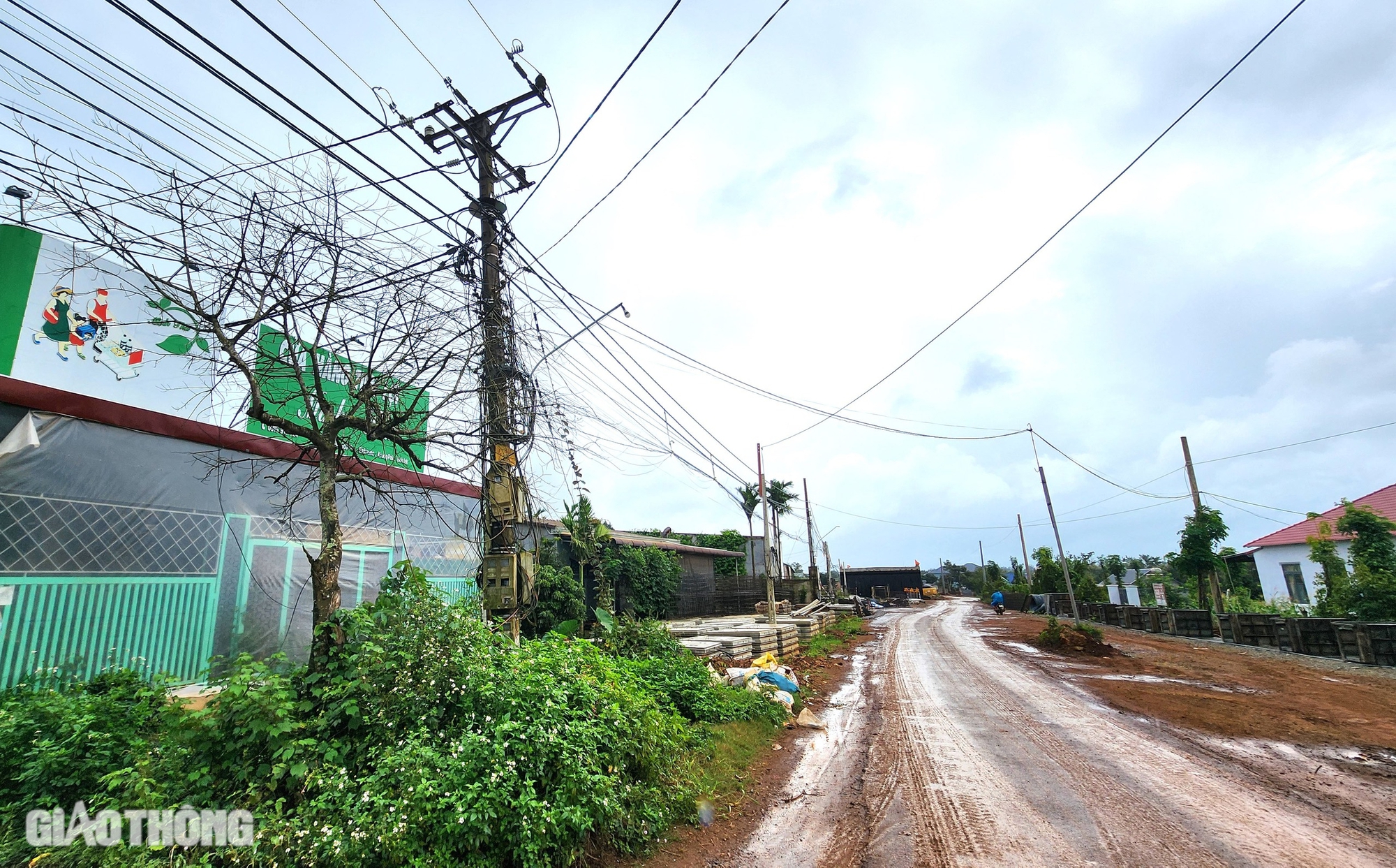 Trụ điện, cáp quang chằng chịt cản tiến độ cao tốc Khánh Hòa - Buôn Ma Thuột- Ảnh 6. Trụ điện, cáp quang chằng chịt cản tiến độ cao tốc Khánh Hòa - Buôn Ma Thuột- Ảnh 6.