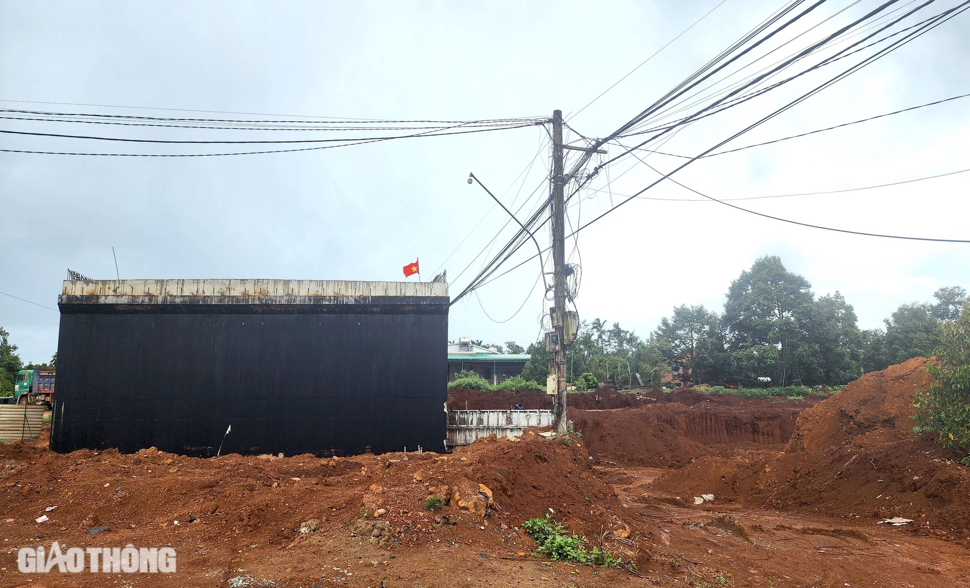 Trụ điện, cáp quang chằng chịt cản tiến độ cao tốc Khánh Hòa - Buôn Ma Thuột- Ảnh 7. Trụ điện, cáp quang chằng chịt cản tiến độ cao tốc Khánh Hòa - Buôn Ma Thuột- Ảnh 7.