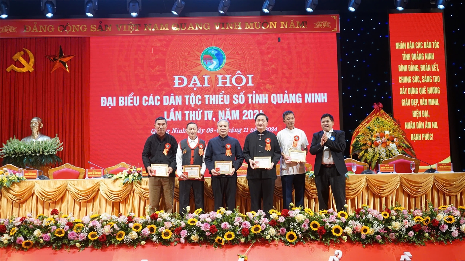 Thứ trưởng, Phó Chủ nhiệm Ủy ban Dân tộc Y Thông trao tặng Kỷ niệm chương “Vì sự nghiệp phát triển các dân tộc” của Ủy ban Dân tộc cho 05 cá nhân có thành tích xuất sắc đóng góp cho sự nghiệp phát triển các dân tộc Việt Nam Thứ trưởng, Phó Chủ nhiệm Ủy ban Dân tộc Y Thông trao tặng Kỷ niệm chương “Vì sự nghiệp phát triển các dân tộc” của Ủy ban Dân tộc cho 05 cá nhân có thành tích xuất sắc đóng góp cho sự nghiệp phát triển các dân tộc Việt Nam