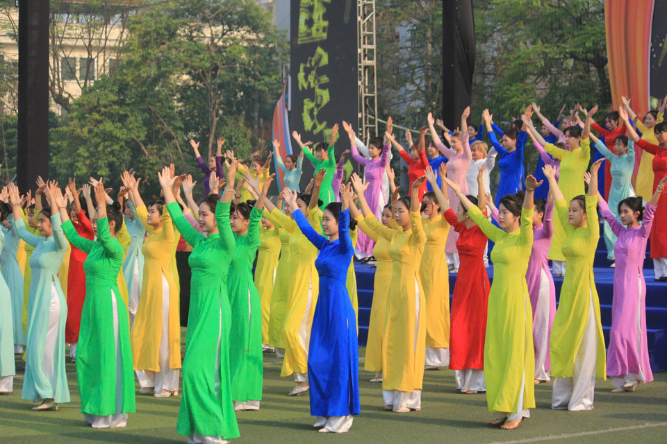 Màn đồng diễn tiết mục Vũ điệu Áo dài” của sinh viên Việt Nam và các du học sinh quốc tế tại Việt Nam