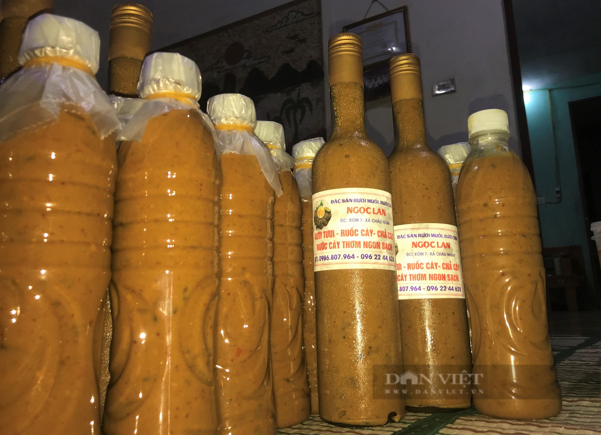 Lão nông ở Nghệ An rải thứ lạ xuống ruộng để