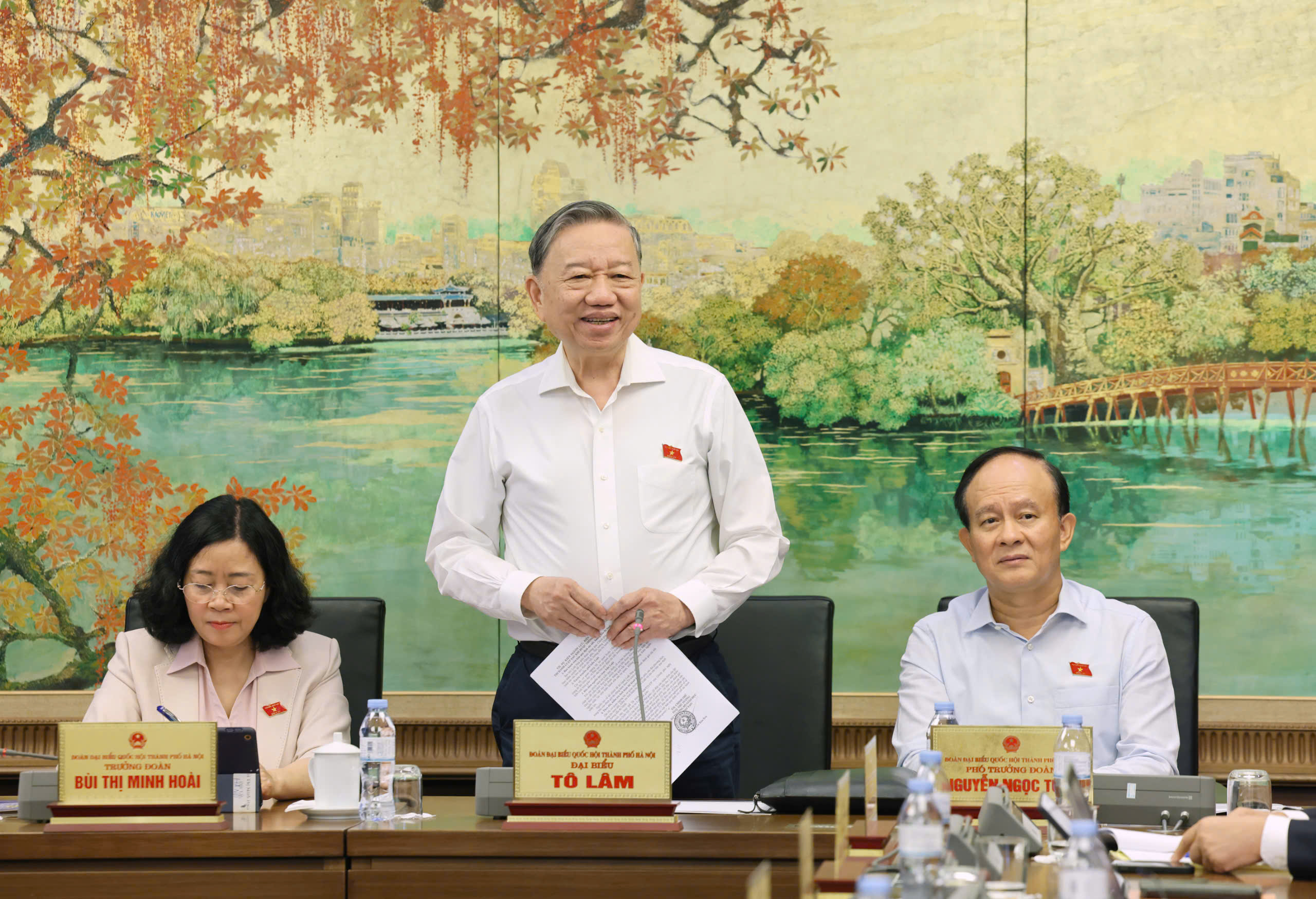 Tổng Bí thư: 'Đừng để luật ra đời thầy cô giáo lại thấy khó khăn hơn'- Ảnh 2. Tổng Bí thư: 'Đừng để luật ra đời thầy cô giáo lại thấy khó khăn hơn'- Ảnh 2.
