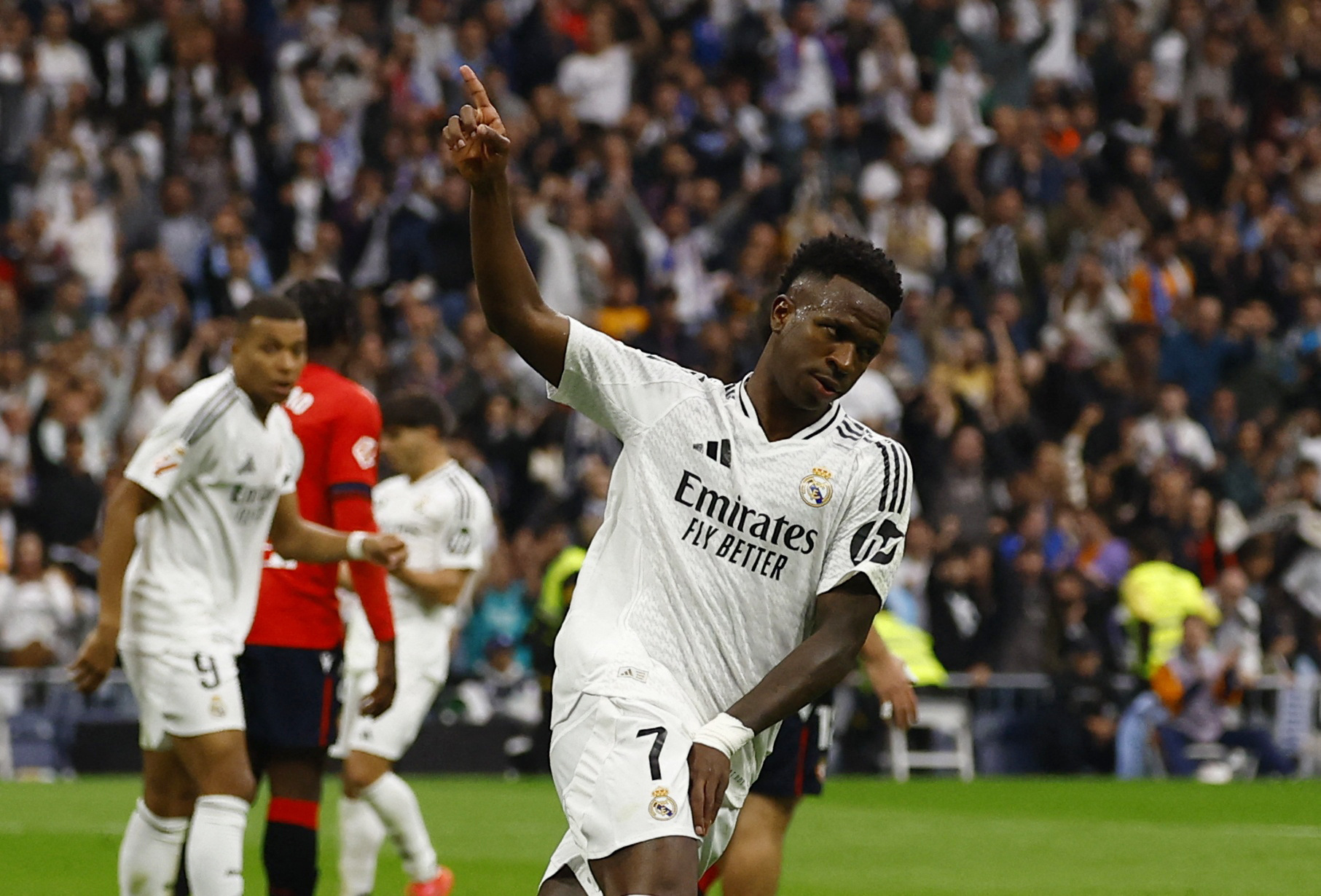 Real Madrid gặp ác mộng dù thắng Osasuna: Thêm 3 ca chấn thương, mâu thuẫn nội bộ trầm trọng- Ảnh 2. Real Madrid gặp ác mộng dù thắng Osasuna: Thêm 3 ca chấn thương, mâu thuẫn nội bộ trầm trọng- Ảnh 2.
