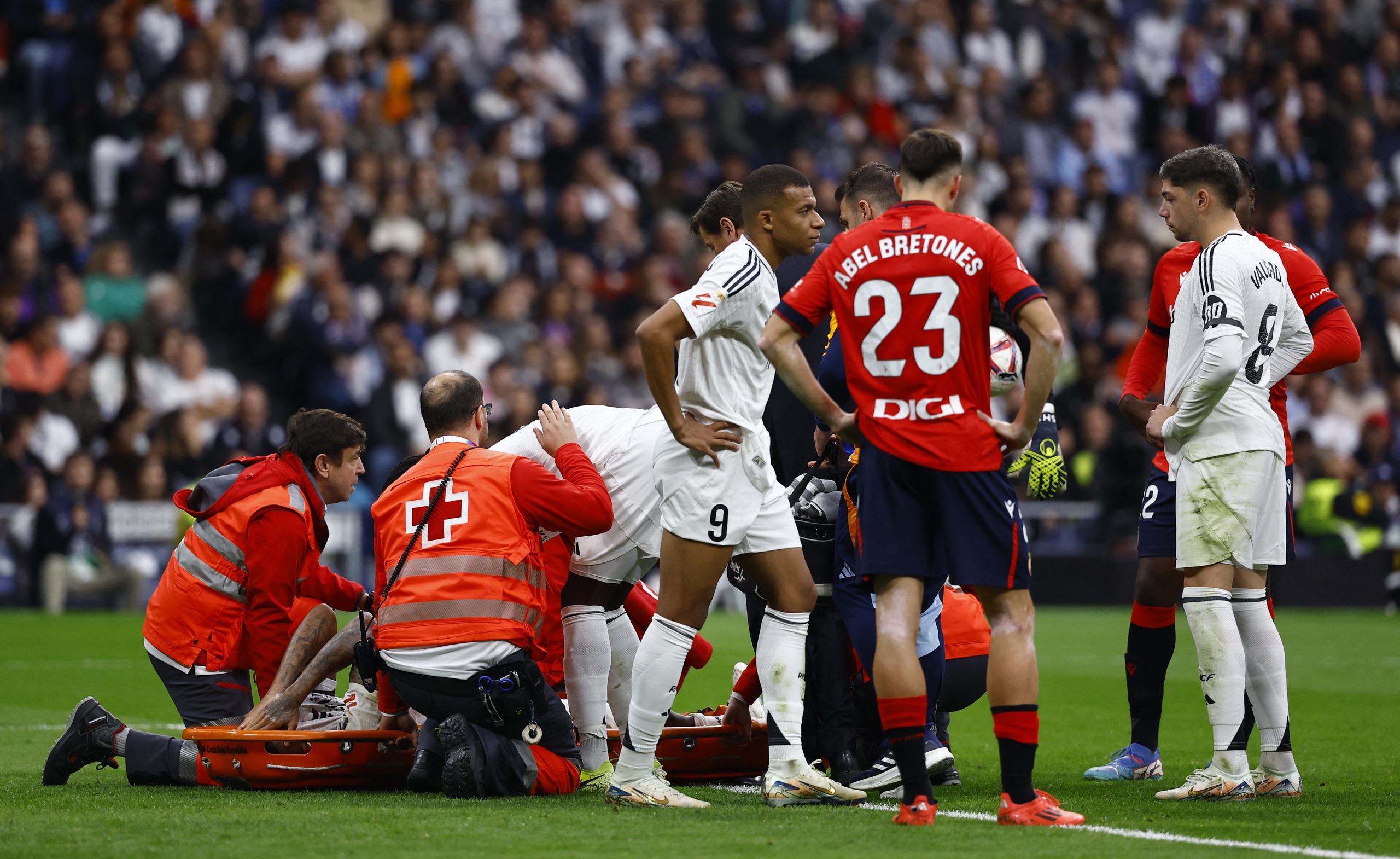 Real Madrid gặp ác mộng dù thắng Osasuna: Thêm 3 ca chấn thương, mâu thuẫn nội bộ trầm trọng- Ảnh 5. Real Madrid gặp ác mộng dù thắng Osasuna: Thêm 3 ca chấn thương, mâu thuẫn nội bộ trầm trọng- Ảnh 5.