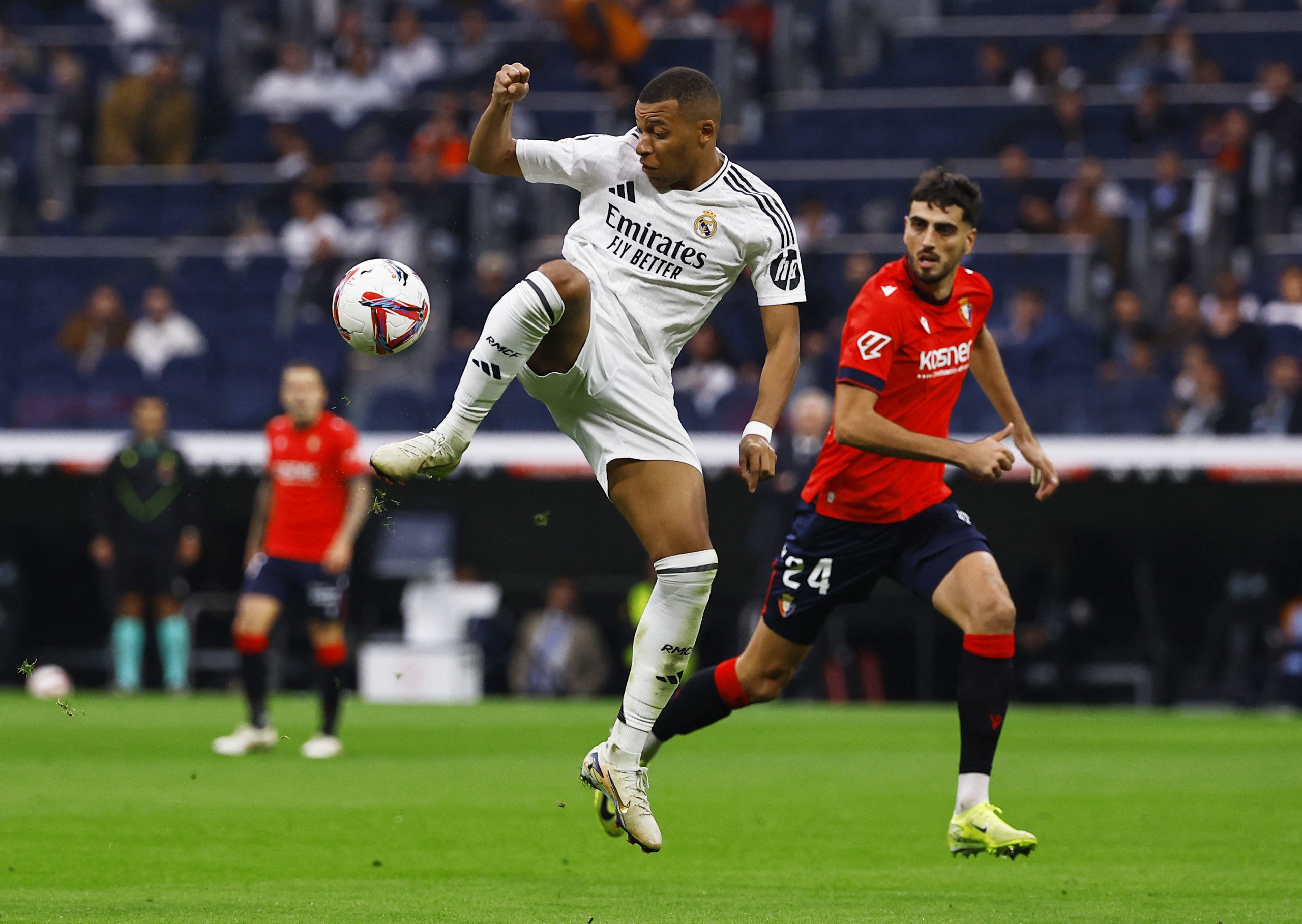 Real Madrid gặp ác mộng dù thắng Osasuna: Thêm 3 ca chấn thương, mâu thuẫn nội bộ trầm trọng- Ảnh 7. Real Madrid gặp ác mộng dù thắng Osasuna: Thêm 3 ca chấn thương, mâu thuẫn nội bộ trầm trọng- Ảnh 7.