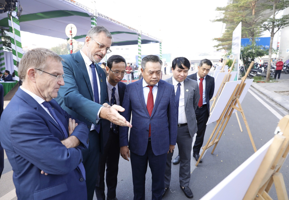 Chủ tịch UBND TP Hà Nội Trần Sỹ Thanh cùng ông Olivier Brochet - Đại sứ Đặc mệnh toàn quyền Cộng hòa Pháp tại Việt Nam thăm quan triển lãm ảnh tại buổi lễ.