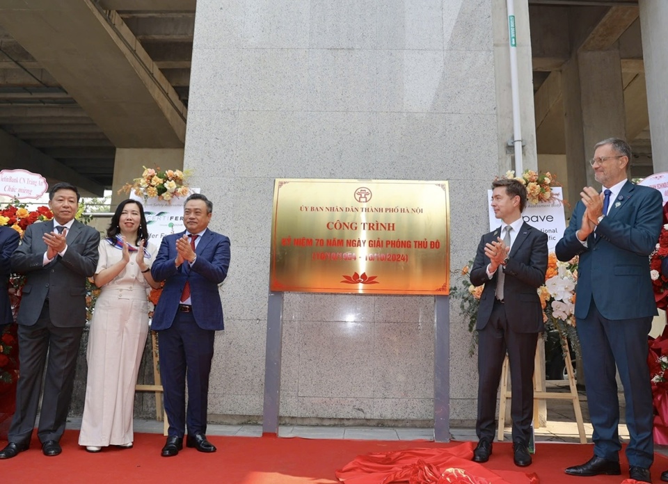 Lãnh đạo TP Hà Nội cùng đại diện quốc tế thực hiện nghi lễ gắn biển khánh thành công trình chào mừng 70 năm Giải phóng Thủ đô (10/10/1954 - 10/10/2024) cho đoạn trên cao Dự án Tuyến đường sắt đô thị thí điểm thành phố Hà Nội, đoạn Nhổn - Ga Hà Nội.