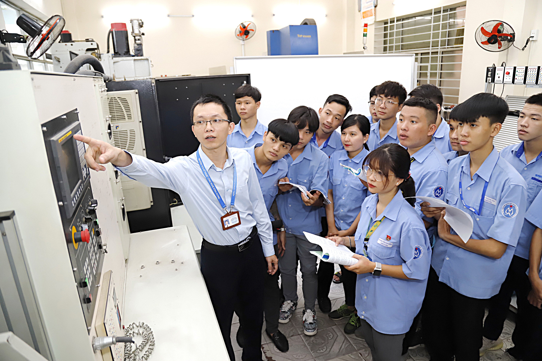 Tôn vinh nhà giáo xuất sắc trong giáo dục nghề nghiệp - Ảnh 3. Tôn vinh nhà giáo xuất sắc trong giáo dục nghề nghiệp - Ảnh 2.
