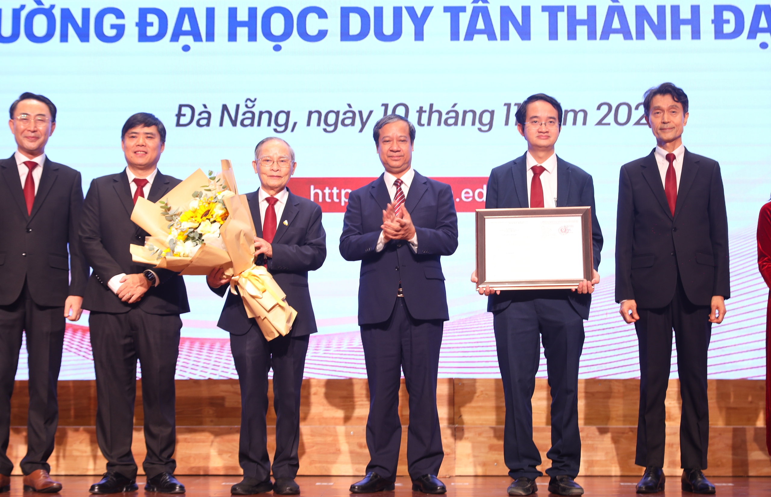 Trường ĐH Duy Tân chính thức thành ĐH Duy Tân- Ảnh 2. Trường ĐH Duy Tân chính thức thành ĐH Duy Tân- Ảnh 2.