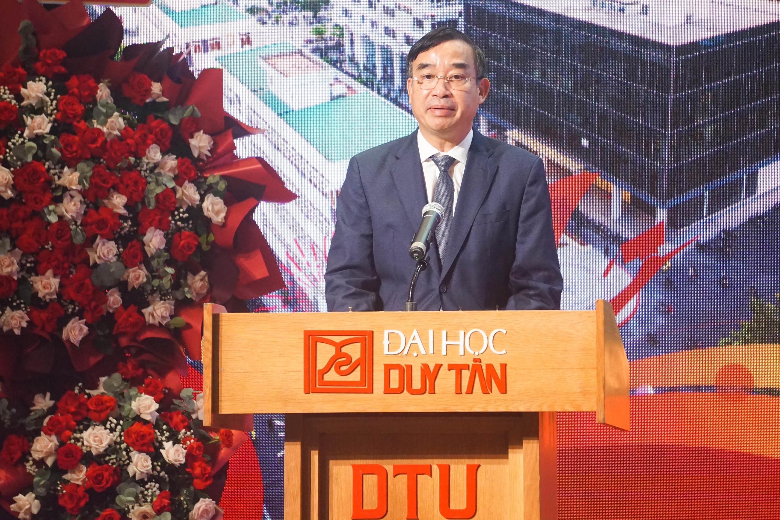 Bộ trưởng Nguyễn Kim Sơn: Từ trường ĐH thành ĐH là thay đổi hướng tới chiều sâu - Ảnh 3. Bộ trưởng Nguyễn Kim Sơn: Từ trường ĐH thành ĐH là thay đổi hướng tới chiều sâu - Ảnh 3.