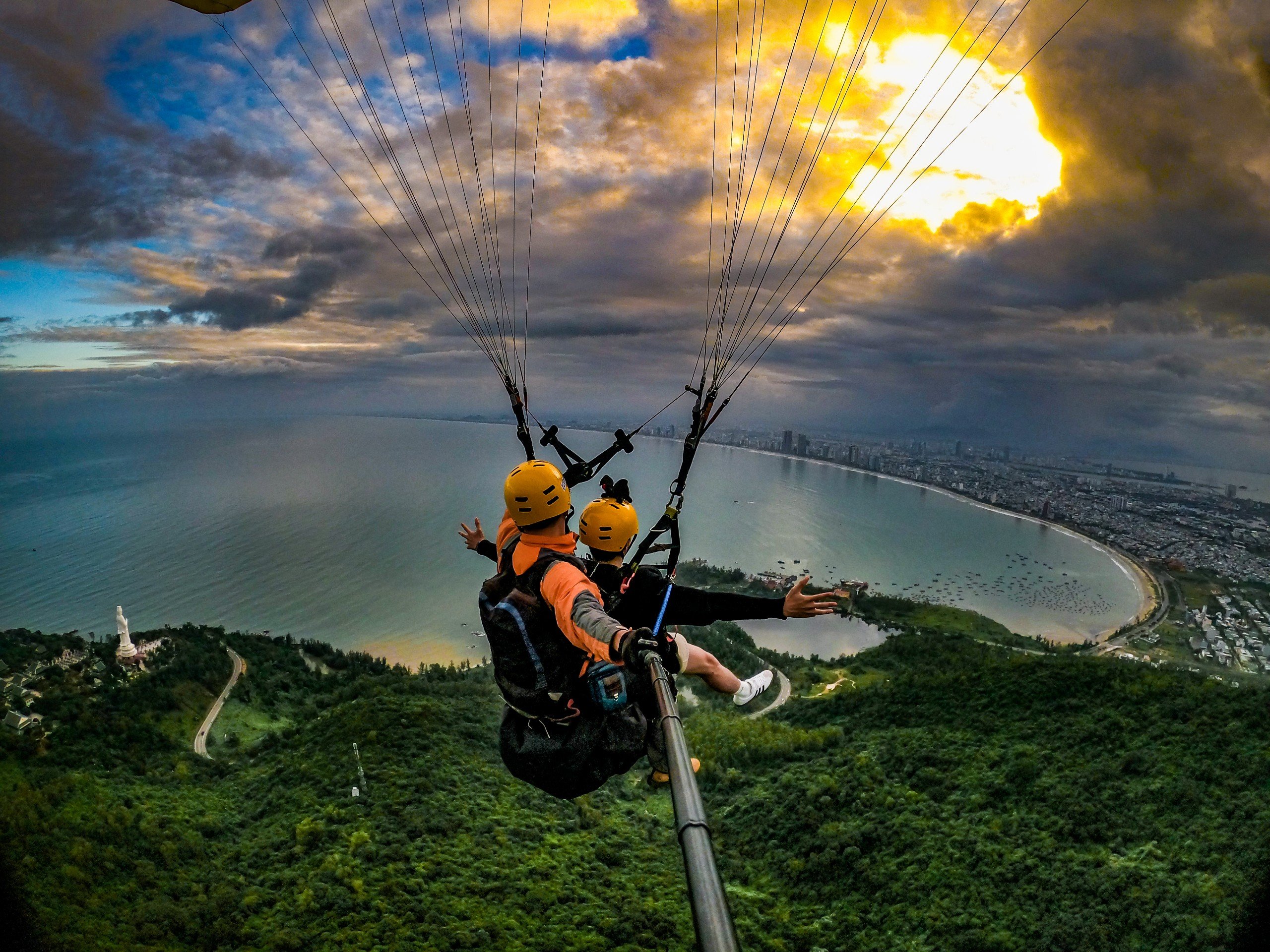 Đến Đà Nẵng du khách thử trải nghiệm bay dù lượn tại bán đảo Sơn Trà - Ảnh 4. Đến Đà Nẵng du khách thử trải nghiệm bay dù lượn tại bán đảo Sơn Trà - Ảnh 4.
