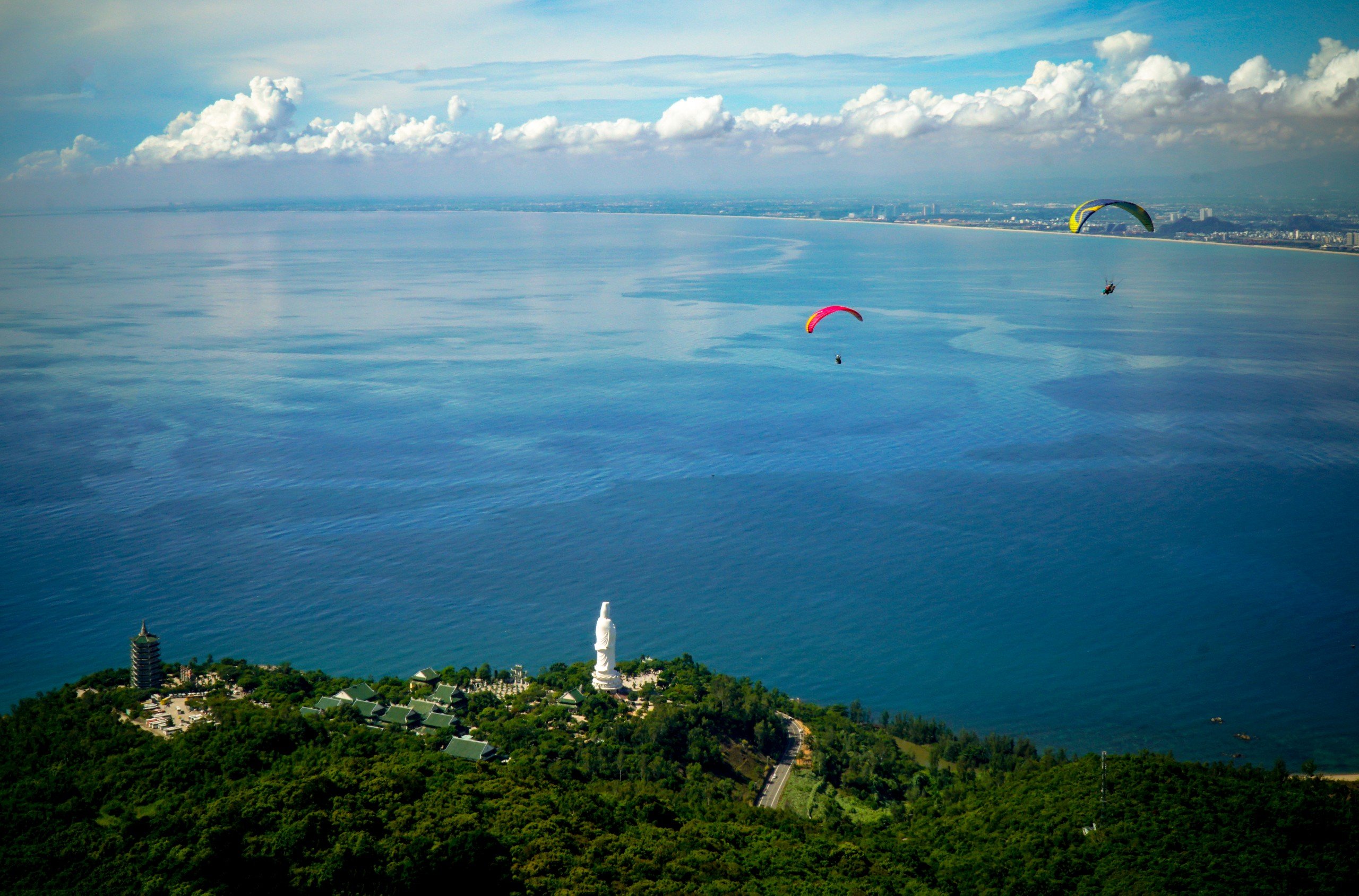 Đến Đà Nẵng du khách thử trải nghiệm bay dù lượn tại bán đảo Sơn Trà - Ảnh 5. Đến Đà Nẵng du khách thử trải nghiệm bay dù lượn tại bán đảo Sơn Trà - Ảnh 5.
