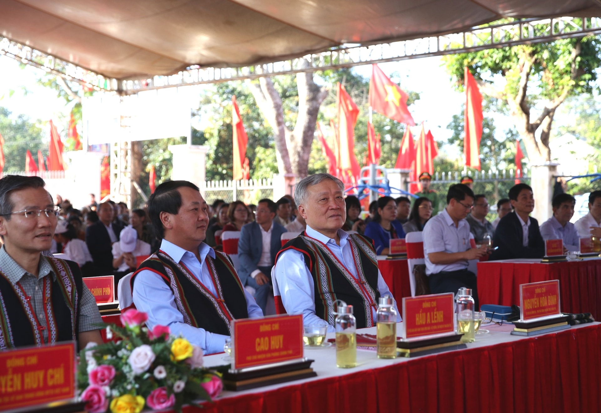Phó Thủ tướng Thường trực Chính phủ Nguyễn Hòa Bình dự Ngày hội Đại đoàn kết toàn dân tộc tại Gia Lai- Ảnh 3. Phó Thủ tướng Thường trực Chính phủ Nguyễn Hòa Bình dự Ngày hội Đại đoàn kết toàn dân tộc tại Gia Lai- Ảnh 3.