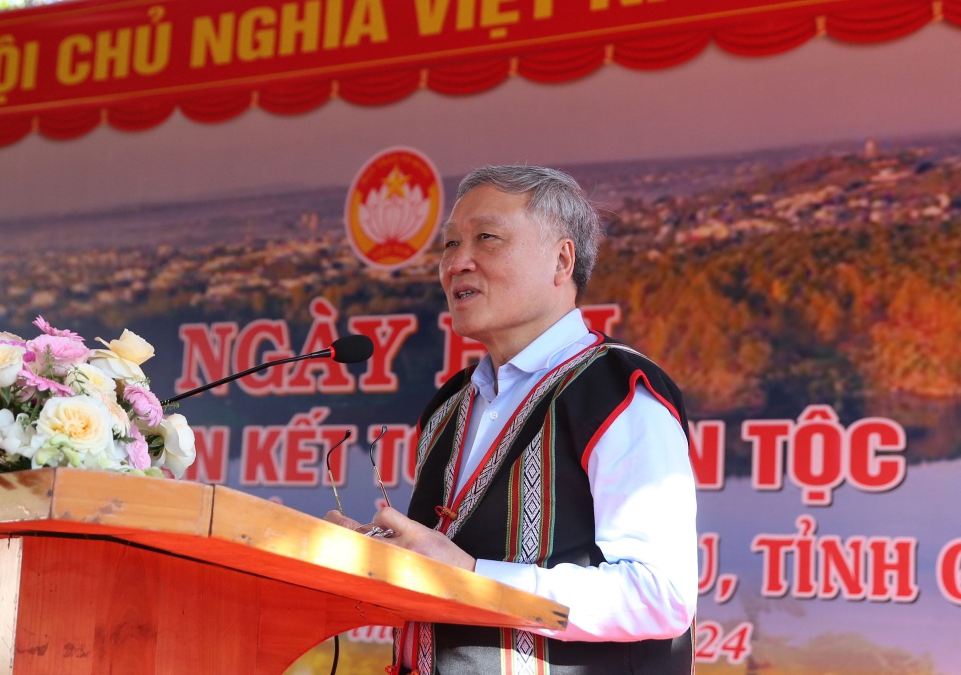Phó Thủ tướng Thường trực Chính phủ Nguyễn Hòa Bình dự Ngày hội Đại đoàn kết toàn dân tộc tại Gia Lai- Ảnh 4. Phó Thủ tướng Thường trực Chính phủ Nguyễn Hòa Bình dự Ngày hội Đại đoàn kết toàn dân tộc tại Gia Lai- Ảnh 4.