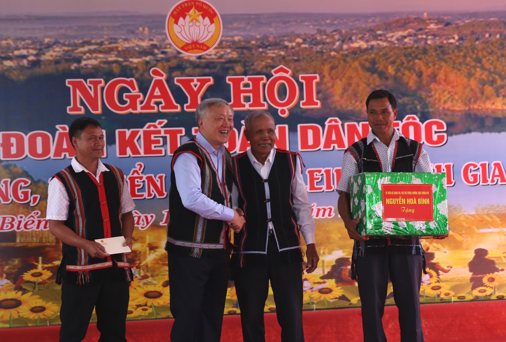Phó Thủ tướng Thường trực Chính phủ Nguyễn Hòa Bình dự Ngày hội Đại đoàn kết toàn dân tộc tại Gia Lai- Ảnh 5. Phó Thủ tướng Thường trực Chính phủ Nguyễn Hòa Bình dự Ngày hội Đại đoàn kết toàn dân tộc tại Gia Lai- Ảnh 5.