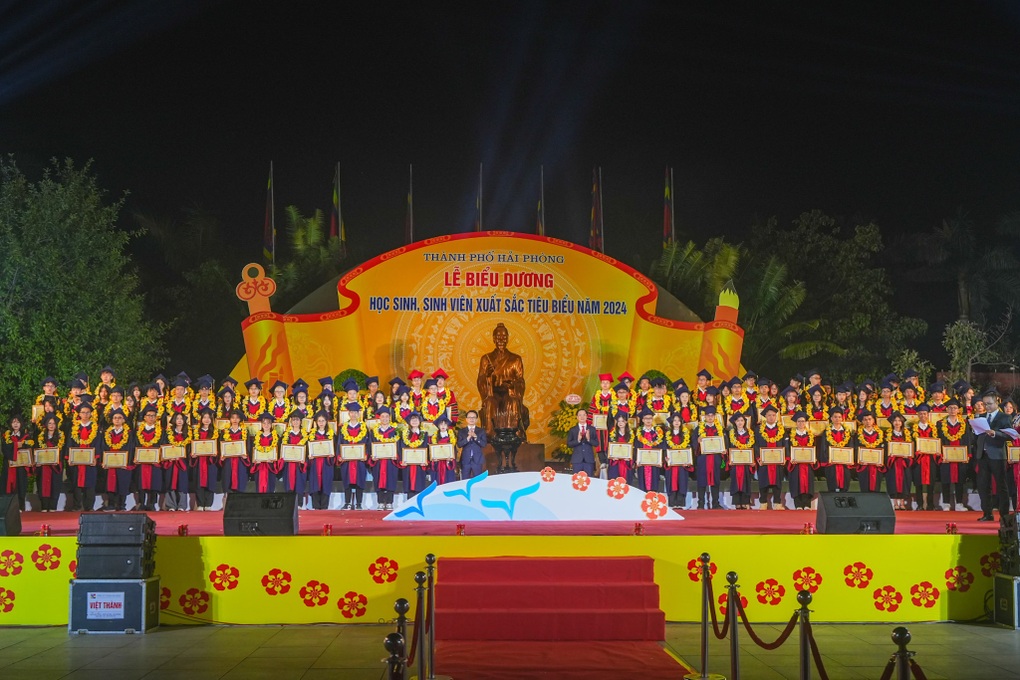 Hải Phòng chi gần 1,4 tỷ đồng khen thưởng học sinh, sinh viên tiêu biểu - 2 Hải Phòng chi gần 1,4 tỷ đồng khen thưởng học sinh, sinh viên tiêu biểu - 2