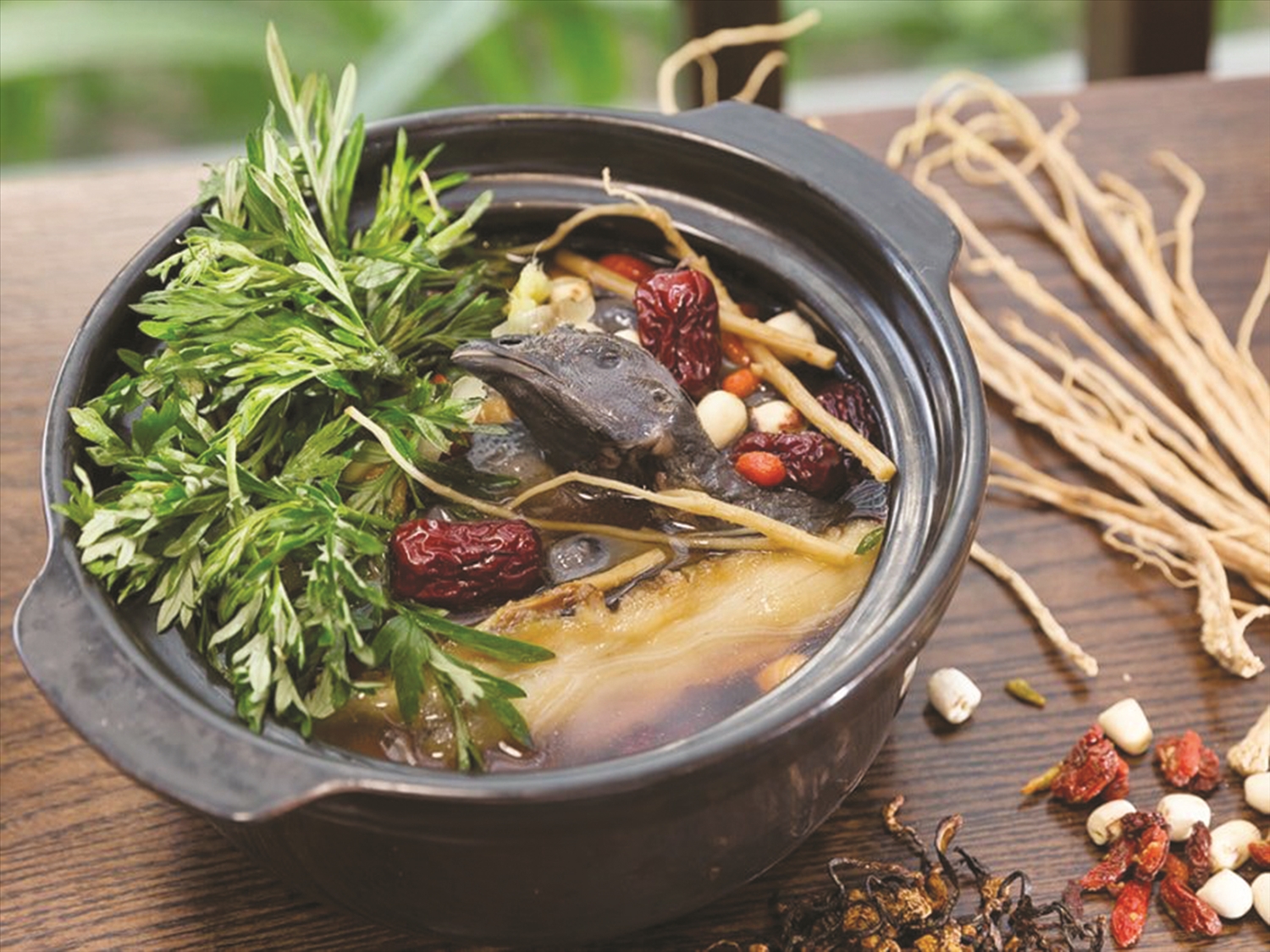 Canh gà lá thuốc - món ăn bổ dưỡng. Canh gà lá thuốc - món ăn bổ dưỡng.
