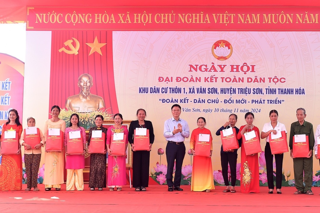 Phó Thủ tướng Lê Thành Long dự Ngày hội Đại đoàn kết dân tộc tại Thanh Hóa - 3 Phó Thủ tướng Lê Thành Long dự Ngày hội Đại đoàn kết dân tộc tại Thanh Hóa - 3