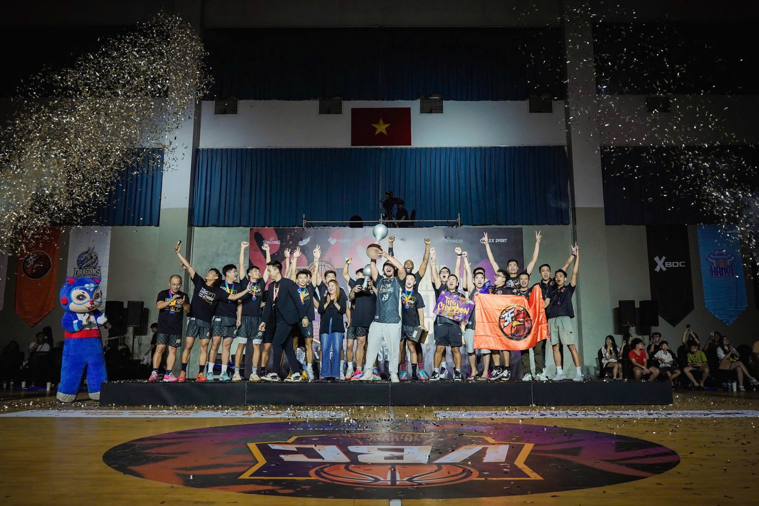 Tay ném gốc Việt Dominique Tham tỏa sáng ở giải bóng rổ Vietnam Pro-Am Basketball Championship 2024- Ảnh 2. Tay ném gốc Việt Dominique Tham tỏa sáng ở giải bóng rổ Vietnam Pro-Am Basketball Championship 2024- Ảnh 2.