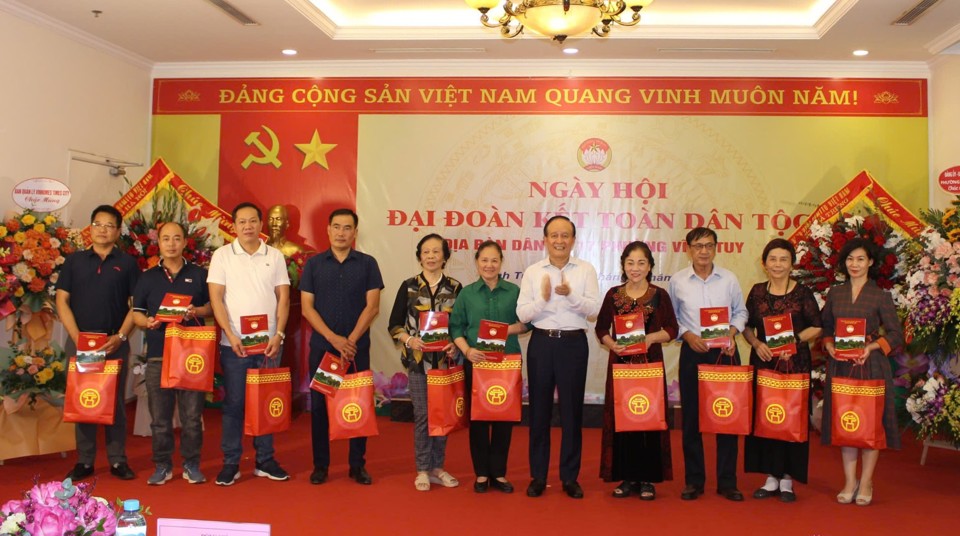 Chủ tịch HĐND TP Hà Nội Nguyễn Ngọc Tuấn trao tặng quà cho 10 hộ gia đình văn hóa tiêu biểu của phường Vĩnh Tuy