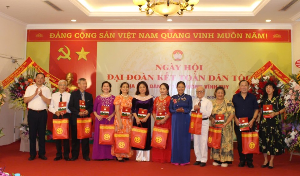 Lãnh đạo Ủy ban MTTQ Việt Nam TP Hà Nội và Văn phòng Đoàn ĐB Quốc hội & HĐND TP Hà Nội trao tặng quà cho 10 hộ gia đình văn hóa tiêu biểu của ĐBDC số 17