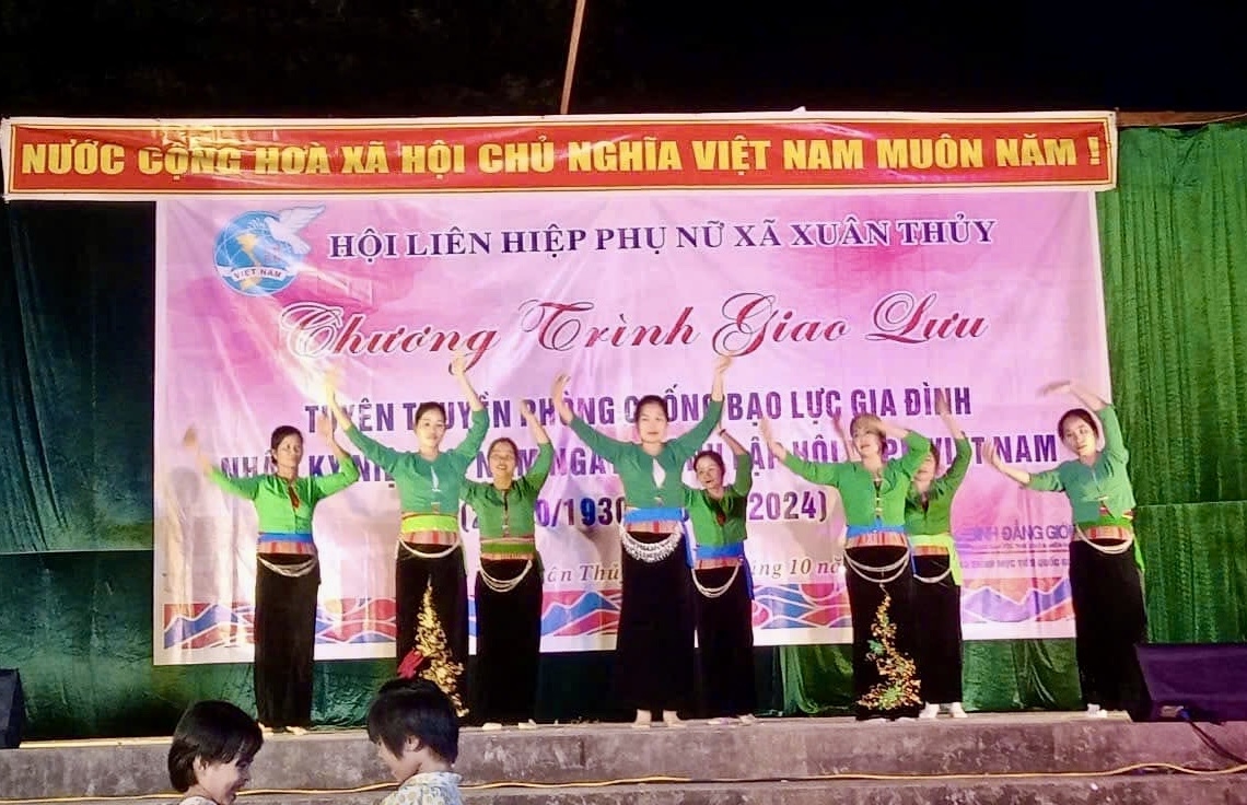 Nhiều chương trình giao lưu văn hóa, văn nghệ kết hợp tuyên truyền về tảo hôn khá hiệu quả được huyện Kim Bôi triển khai tổ chức Nhiều chương trình giao lưu văn hóa, văn nghệ kết hợp tuyên truyền về tảo hôn khá hiệu quả được huyện Kim Bôi triển khai tổ chức
