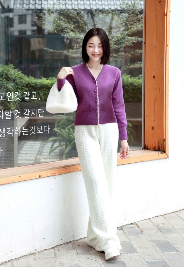 Khởi đầu phong cách thanh lịch với kiểu áo len mỏng- Ảnh 6. Khởi đầu phong cách thanh lịch với kiểu áo len mỏng- Ảnh 6.