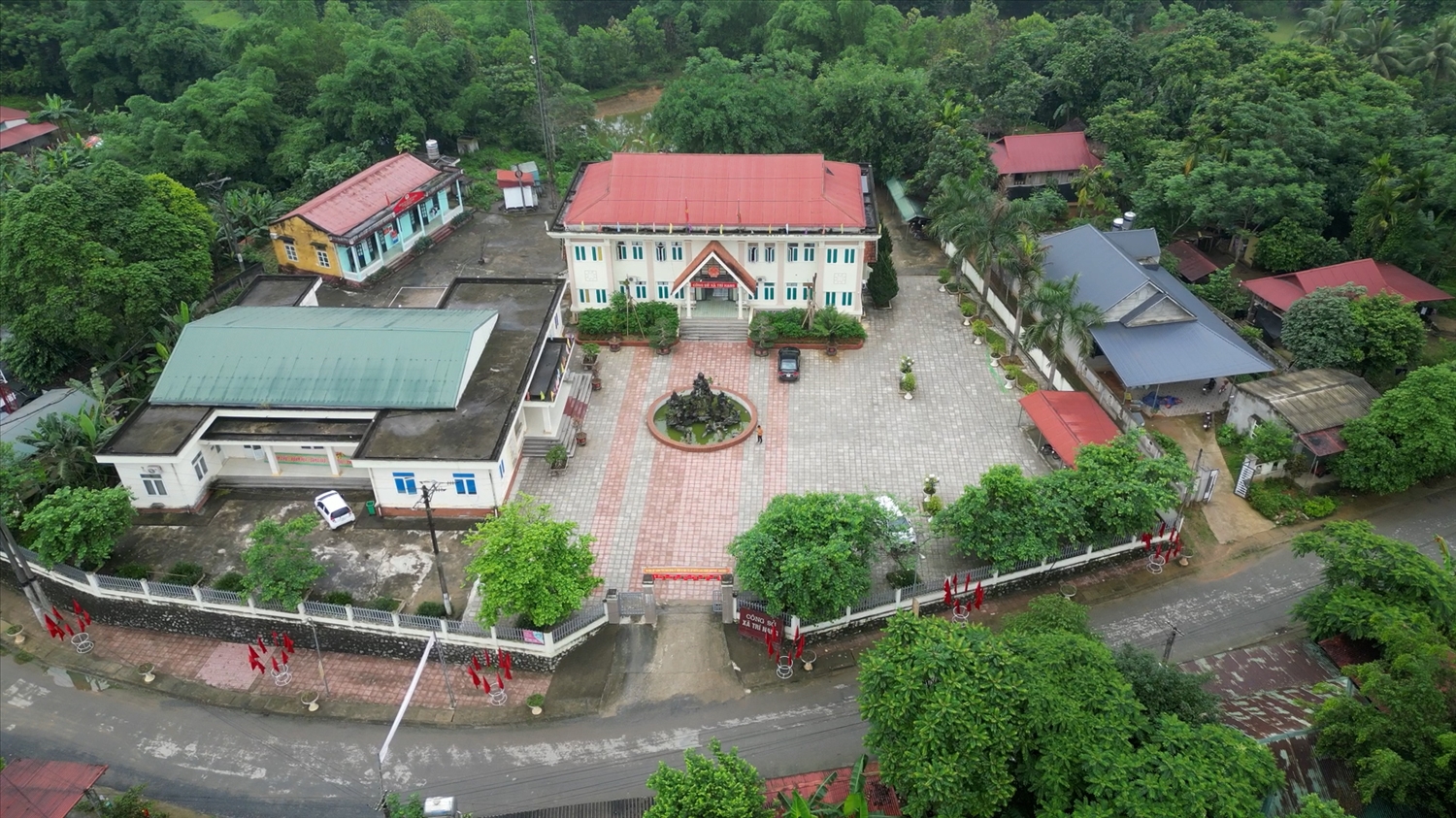 Nguồn lực đầu tư, hỗ trợ của các chương trình, chính sách dân tộc được triển khai hiệu quả trong những năm qua đã góp phần quan trọng làm thay đổi bộ mặt nông thôn, miền núi, vùng DTTS của tỉnh Thanh Hóa; đời sống của đồng bào các dân tộc trên địa bàn tỉnh được nâng lên rõ rệt. (Trong ảnh: Diện mạo mới ở huyện miền núi Lang Chánh) Nguồn lực đầu tư, hỗ trợ của các chương trình, chính sách dân tộc được triển khai hiệu quả trong những năm qua đã góp phần quan trọng làm thay đổi bộ mặt nông thôn, miền núi, vùng DTTS của tỉnh Thanh Hóa; đời sống của đồng bào các dân tộc trên địa bàn tỉnh được nâng lên rõ rệt. (Trong ảnh: Diện mạo mới ở huyện miền núi Lang Chánh)