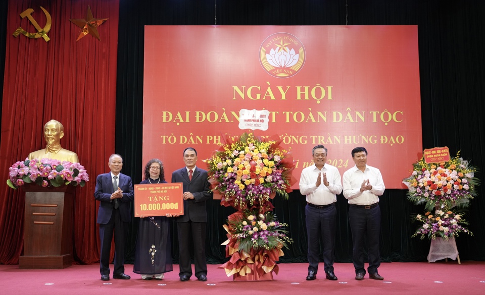 Chủ tịch UBND TP Hà Nội Trần Sỹ Thanh tặng hoa, quà của TP Hà Nội cho Tổ dân phố số 3, phường Trần Hưng Đạo, quận Hoàn Kiếm. Ảnh: Hồng Thái