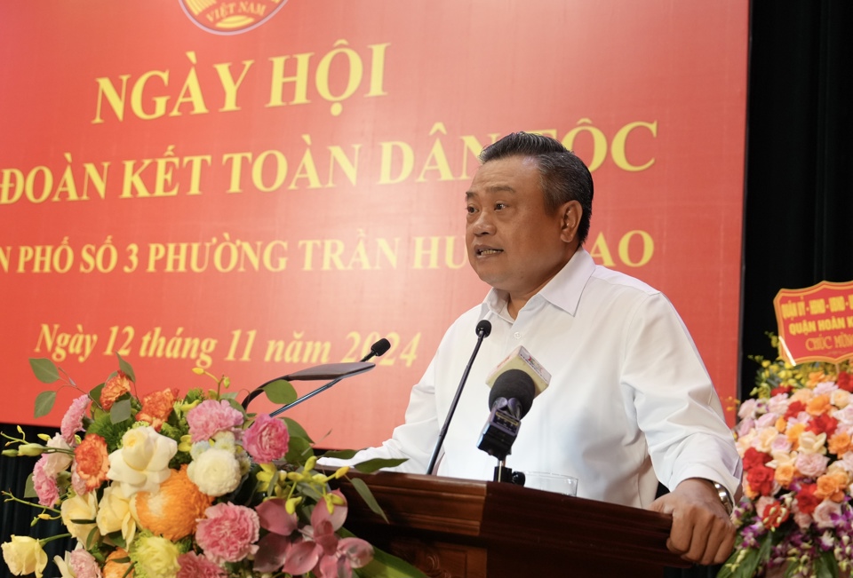 Chủ tịch UBND TP Hà Nội Trần Sỹ Thanh phát biểu tại Ngày hội Đại đoàn kết toàn dân tộc ở Tổ dân phố số 3, phường Trần Hưng Đạo, quận Hoàn Kiếm. Ảnh: Hồng Thái