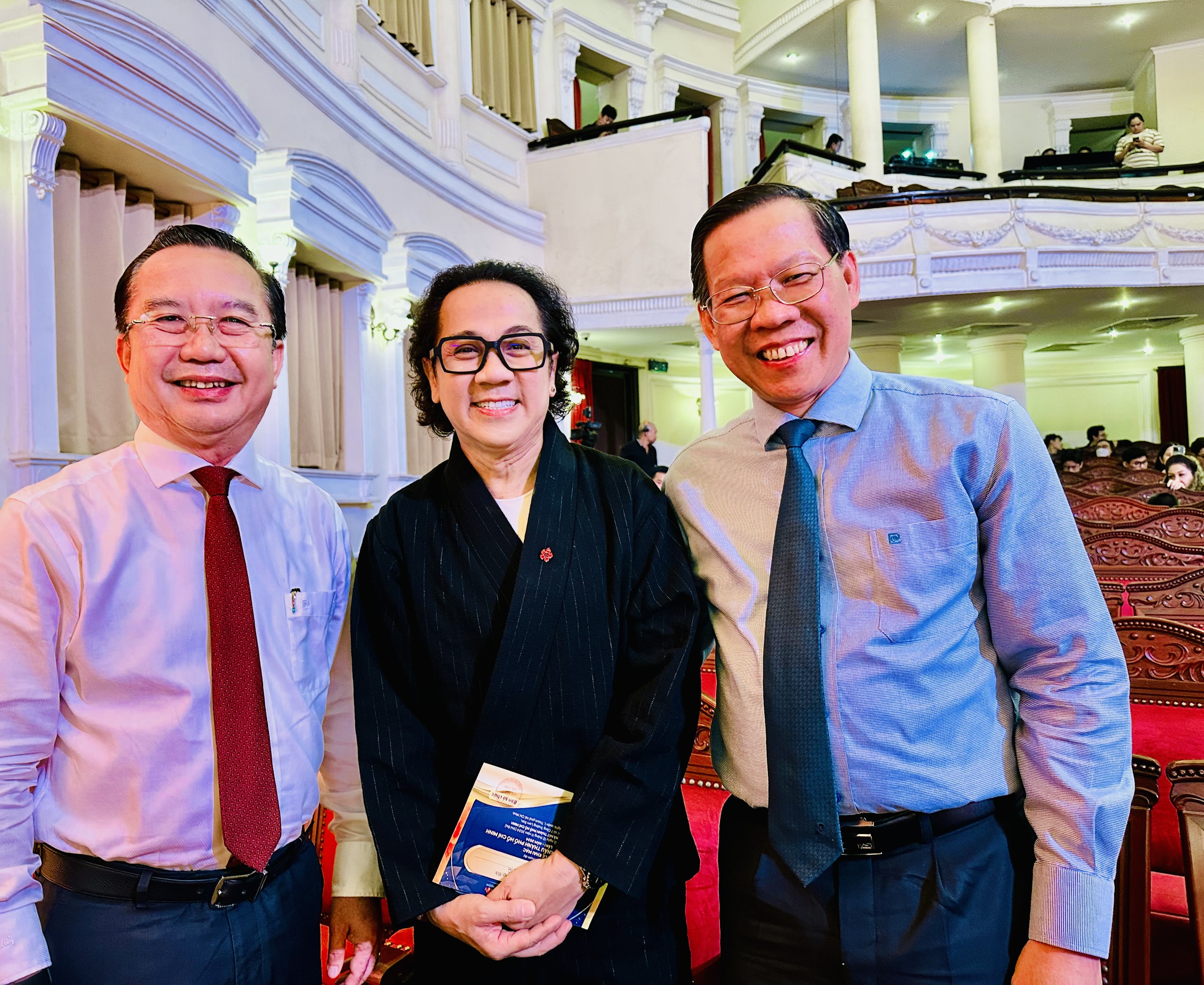 Lãnh đạo TP HCM tham dự khai mạc Liên hoan Sân khấu TP HCM lần 1 – năm 2024- Ảnh 2. Lãnh đạo TP HCM tham dự khai mạc Liên hoan Sân khấu TP HCM lần 1 – năm 2024- Ảnh 2.