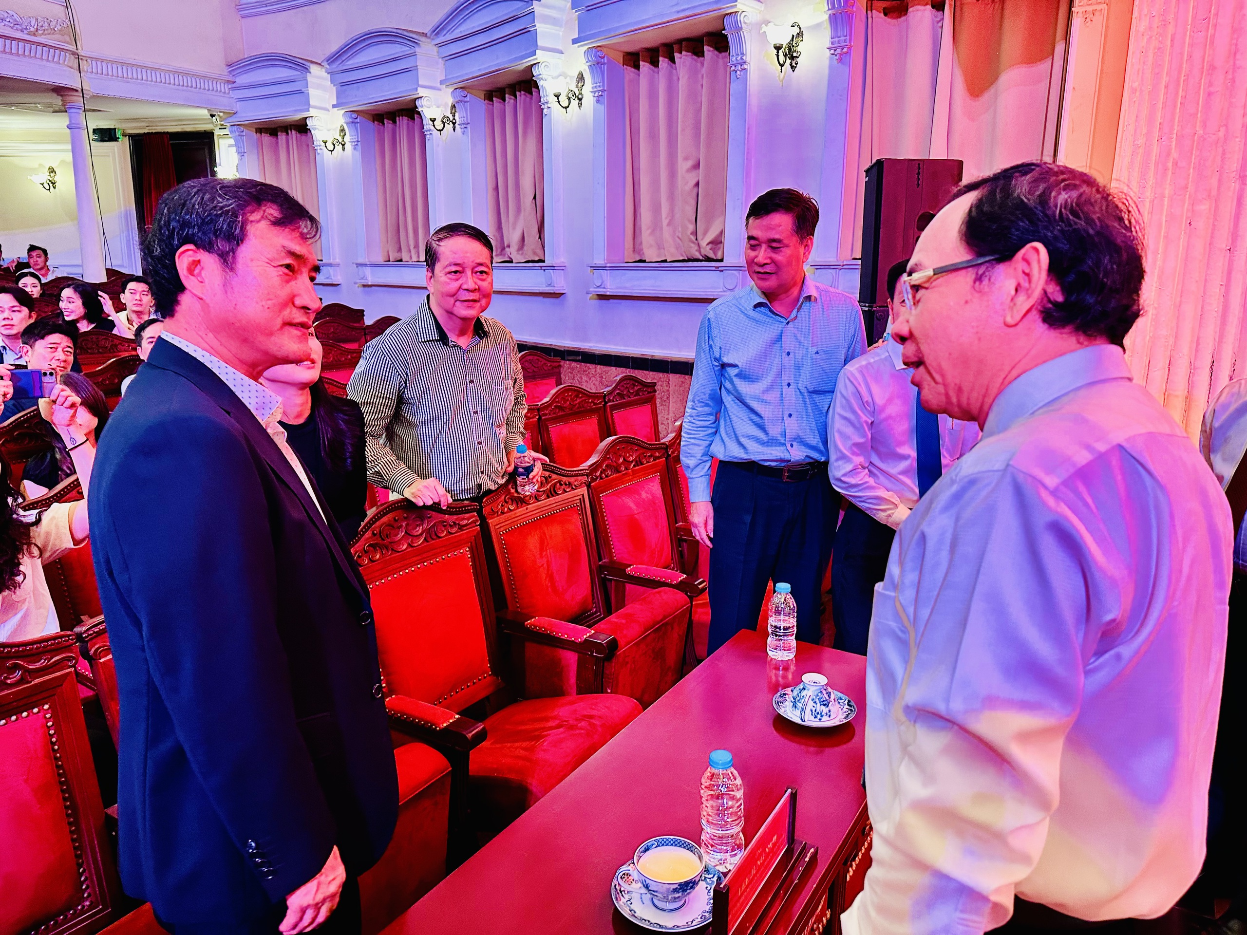 Lãnh đạo TP HCM tham dự khai mạc Liên hoan Sân khấu TP HCM lần 1 – năm 2024- Ảnh 3. Lãnh đạo TP HCM tham dự khai mạc Liên hoan Sân khấu TP HCM lần 1 – năm 2024- Ảnh 3.
