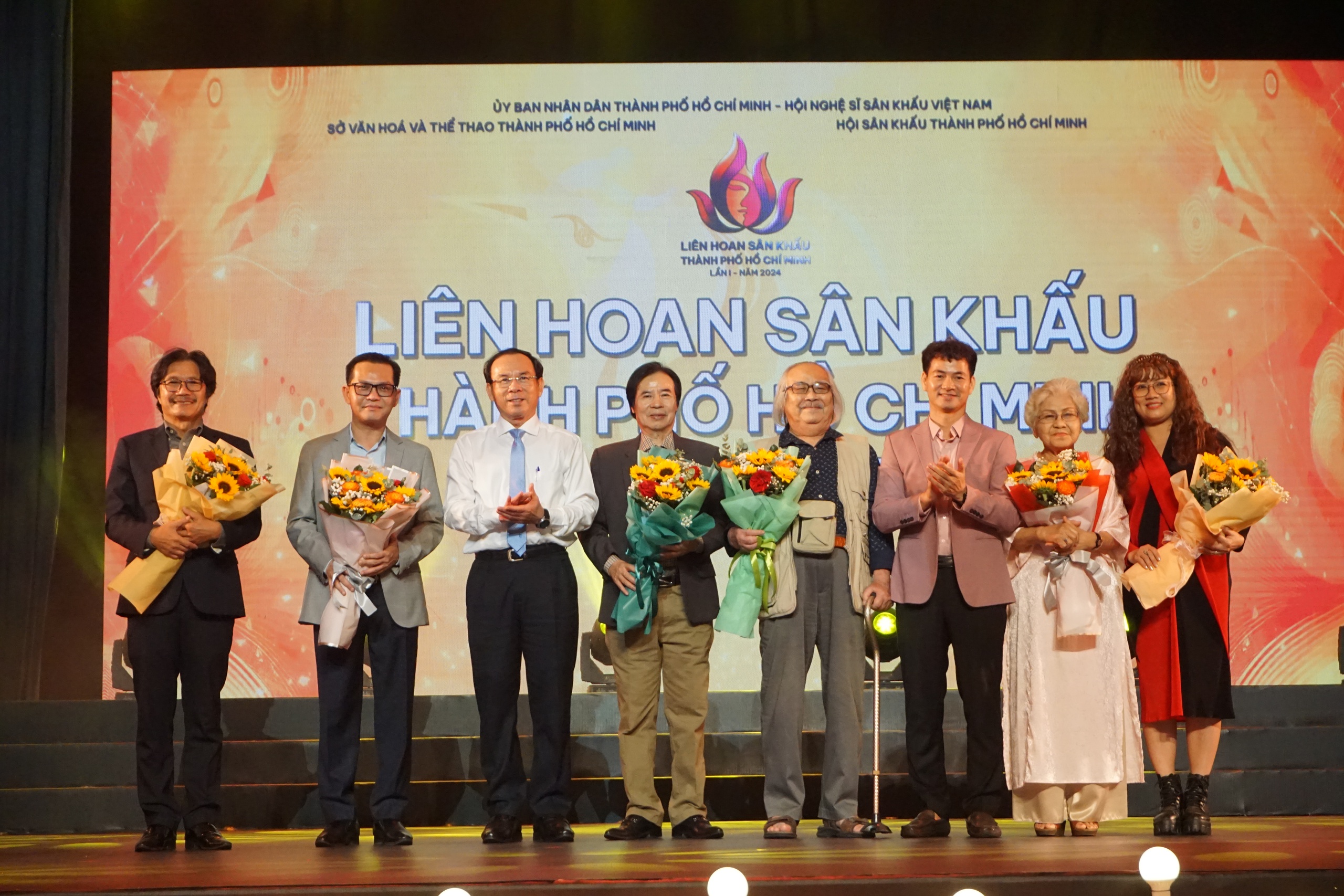Lãnh đạo TP HCM tham dự khai mạc Liên hoan Sân khấu TP HCM lần 1 – năm 2024- Ảnh 7. Lãnh đạo TP HCM tham dự khai mạc Liên hoan Sân khấu TP HCM lần 1 – năm 2024- Ảnh 7.