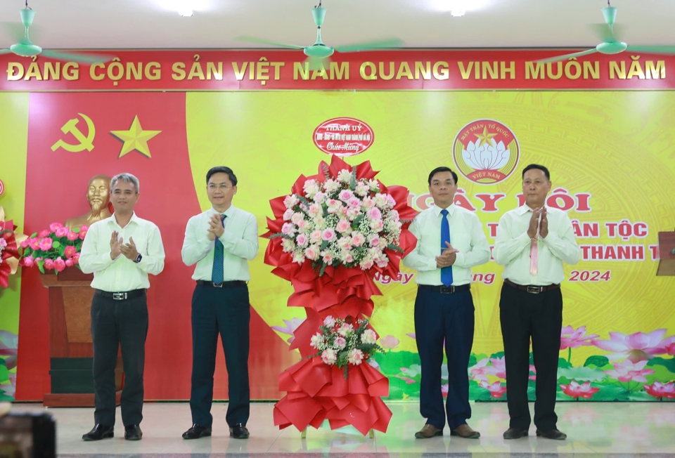 Phó Chủ tịch UBND TP Hà Nội Hà Minh Hải và đại diện Ủy ban MTTQ TP Hà Nội tặng lẵng hoa chúc mừng Ngày hội Đại đoàn kết tại Thôn 1, xã Vạn Phúc.