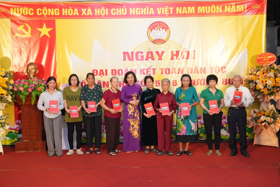 Bí thư Quận uỷ Tây Hồ Lê Thị Thu Hằng trao quà tặng của quận Tây Hồ tới 10 gia đình có hoàn cảnh khó khăn