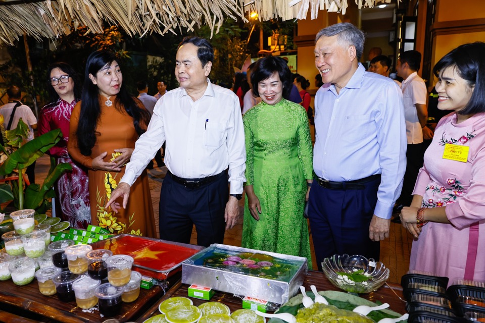 Chủ tịch Quốc hội Trần Thanh Mẫn và Phó Thủ tướng Chính phủ Nguyễn Hòa Bình dự Ngày hội Đại đoàn kết toàn dân tộc tại phường Quán Thánh, quận Ba Đình, TP Hà Nội.