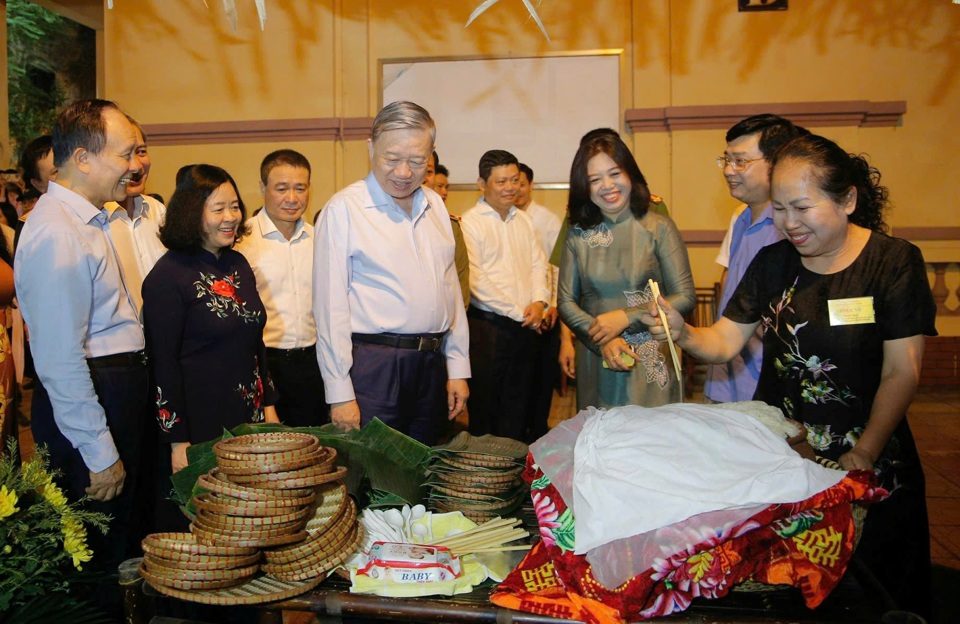 Tổng Bí thư Tô Lâm và lãnh đạo TP Hà Nội, đại biểu tham quan các gian hàng trưng bày tại Ngày hội Đại đoàn kết toàn dân tộc phường Quán Thánh, quận Ba Đình.
